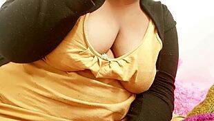 Sexy Bhutan bhabhi shows off big boobs 😘