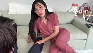 Estudiante De Medicina De Amaf Elle Lee Le Devuelve El Favor A Su Tutor