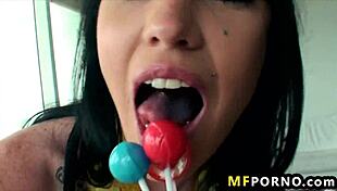 Hatalmas cicis csaj Emmanuelle London alig várja, hogy maszturbáljon otthon.