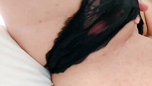 Златна тигрица дразни с колан за мокър страпон кеф 😜