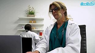 Медсестра наслаждается вебкам-сессией в офисе