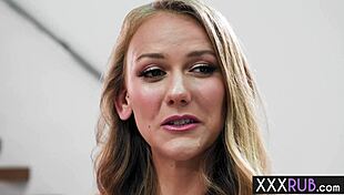 Mein wichtigster Kunde bekam eine spezielle Massage. Heiße Milfs Skylar Snow und Jasmine Daze bearbeiteten diesen großen Arsch!