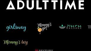 टैटू वाली लंबी बेब छोटी भूरी लड़की को उंगलियों से रफ चोदती है