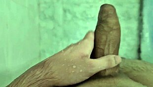 Quer vir tomar meu leite mano. Cute twink offers homemade bisexual fun with neighbors.