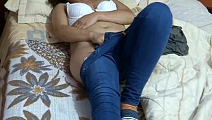 Moje 58letá chlupatá žena si sundává džíny a masturbuje před mým nejlepším kamarádem.