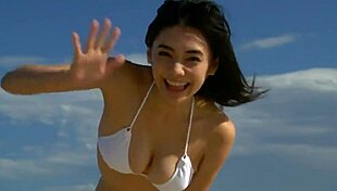Wow! Japanese Girl in Bikini Looks Super Cute!