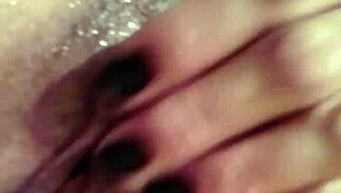 просто не мога да спра да пипам мокрото си путке сега