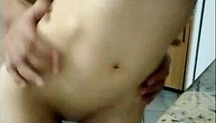 comendo a buceta da novinho enquanto enf0r ela e prendo os bra�os do jeito que uma putinha gosta