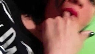 просто не мога да спра да пипам мокрото си путке сега