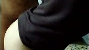 comendo a buceta da novinho enquanto enf0r ela e prendo os bra�os do jeito que uma putinha gosta