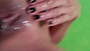 просто не мога да спра да пипам мокрото си путке сега