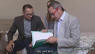 رجل مفلس يدع صديقه المتقلب ينيك صديقته السابقة بقوة مقابل فلوس في مشهد ثلاثي جامد