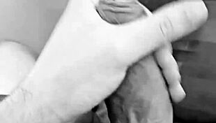 Novinho dotado enjoys cumming deliciously in this homemade solo session. 😉