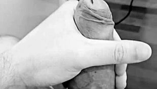 Novinho dotado enjoys cumming deliciously in this homemade solo session. 😉