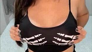 Morena safada exibe tits and fucks dildo in solo