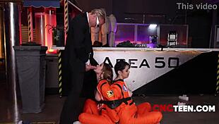 Hé, wat is er met deze nieuwsgierige 18+ tieners gevangen in Area 50? Zijn ze vrij voor gebruik tijdens verhoor?