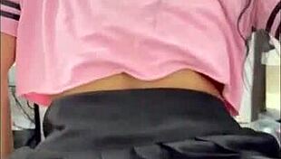 Hey, the university girl gave in to her classmate while chatting