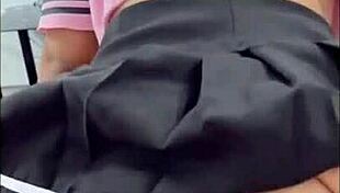 Hey, the university girl gave in to her classmate while chatting