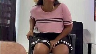 Hey, the university girl gave in to her classmate while chatting