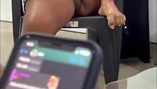 Hey, the university girl gave in to her classmate while chatting