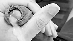 Novinho dotado enjoys cumming deliciously in this homemade solo session. 😉