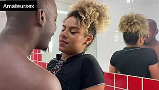 i see this novinha gettin fucked in the bathroom by the negao