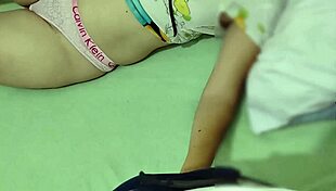 Aprovecho la debilidad de mi linda vecina cuando la descubro masturbandose en la casa mientras esta sola y muy caliente 😏