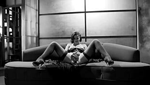 Bobbi S masturbates in corset and stockings 😘 so sexy!