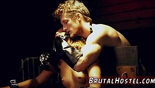 Наивная молодая туристка связана и жёстко трахнута в лесу, ожидая такси