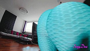 Watch this perfect big ass camgirl play with her dildo?