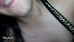 היא מצצה לשחור בלילה! מציצה לזין ענק עם פין מפלצתי.