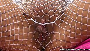 nicoles big fanny lips pop out of shorts