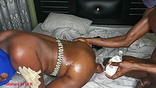 زوجة الجيران أخذت زبي الأسود الكبير بعمق في ثقبها الواسع.