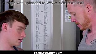 FamilyDaddy, tu crois ça ? Ce beau-fils ado 18+ et son beau-père DILF baisent à la salle de gym ! Eric Charming et Brody Kayman y vont fort.