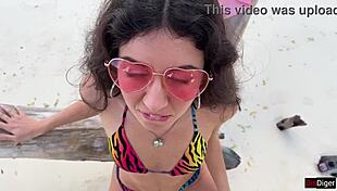 מקלחת זהב פוגעת בפנים של היופי בחוף ציבורי!