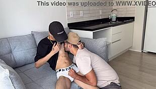 o novinho foi encontrar o padrinho e deu rola de presente