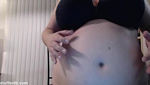 i'm snacking on tiramisu cake, it's so yummy, my belly's full