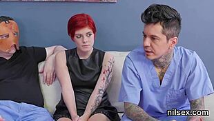 טינאייזר מלוכלכת סובלת טיפול כואב בתחת במוסד