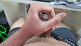 Batendo Uma Punheta Bem Gostosa!