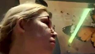 شرموطة روسية تكشف بزازها الكبيرة على بيريسكوب