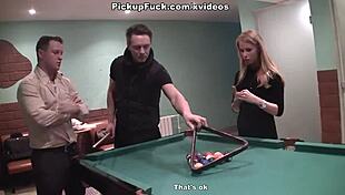 Profesora Rubia Sexy se Desnuda por Dinero, Mamada en Recogida Grupal