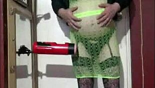 Crossdresser tímido curte sessão de masturbação caseira com máquina