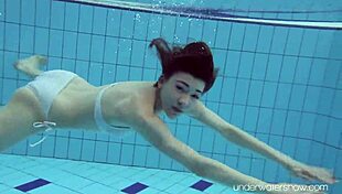 רוקסלנה צ'ה סקסית ג'ינג'ית מתחת למים.