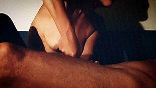 Ta seksowna dziewczyna daje najlepszy sensualny handjob ever oliwkowymi rękami na monstrualnym kutasie. Stęka i drażni aż do wytrysku.