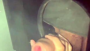 Meu corno vendo eu gozar gostoso em outra pica no swing a camisinha estourou e limpei o pau dele hot bar