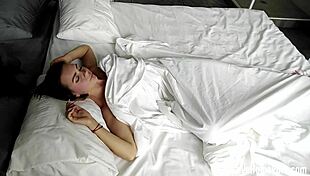 Brunette teen fingers her slit intensely in bed