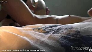 Marissa in Olga tetovirani lezbijki strapon jebanje na postelji