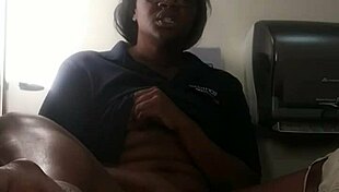 i'm watchin ebony babe masturbatin on bathroom counter, big ass and small tits close up