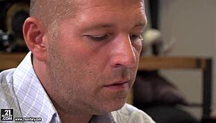 Хенесси ДВОЙНОЕ ПРОНИКНОВЕНИЕ от накачанных парней