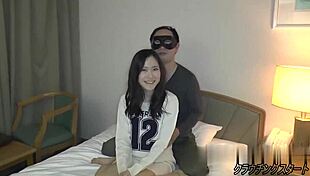 야, 오늘 밤 이 음란한 아시아 베이비랑 놀고 싶어?